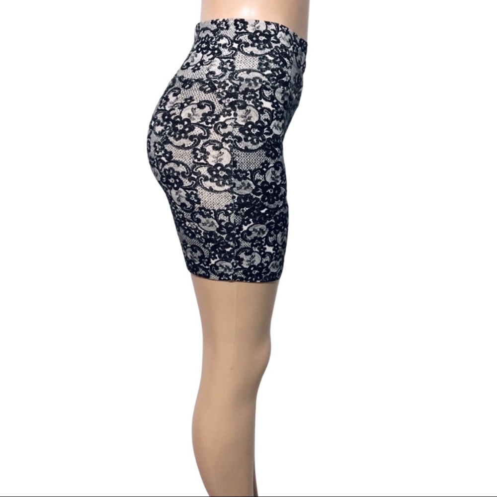 🦋Charlotte Russe S Black Floral Mini Skirt🦋 - Picture 2 of 8
